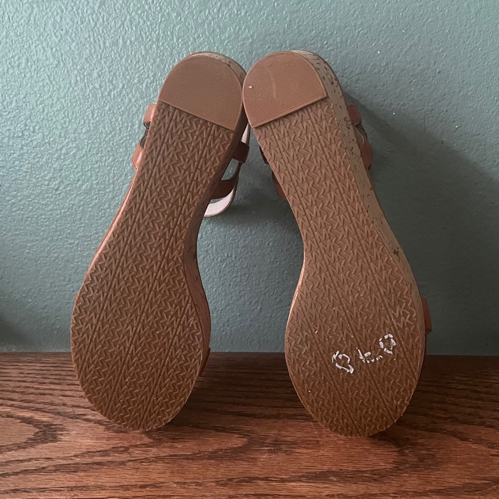 Michael Kors Platform Sandal Caramel Shade w Gold Studs Size 7  In The Box  NWOT - Picture 11 of 11